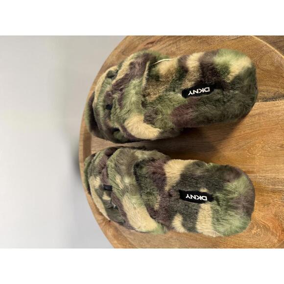 DKNY Palz Faux Fur Slipper Slides Camo Multi Logo Platform US 7 NWB - Picture 5 of 12